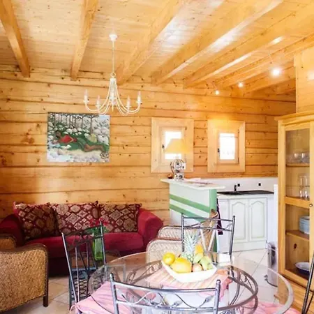 Douillet A Avec Piscine Chalet