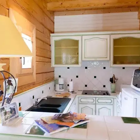 Douillet A Avec Piscine Chalet *